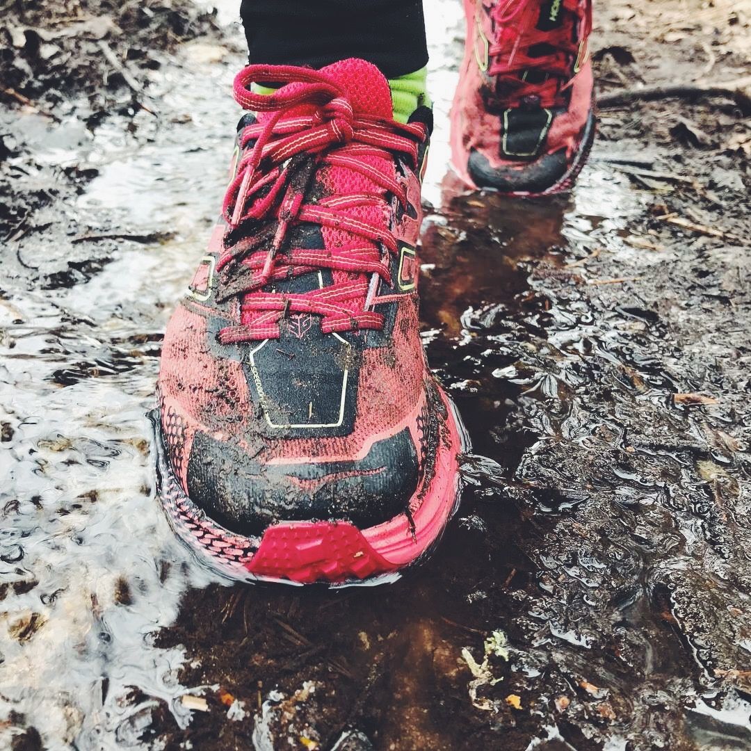 Bild på smutsiga löparskor