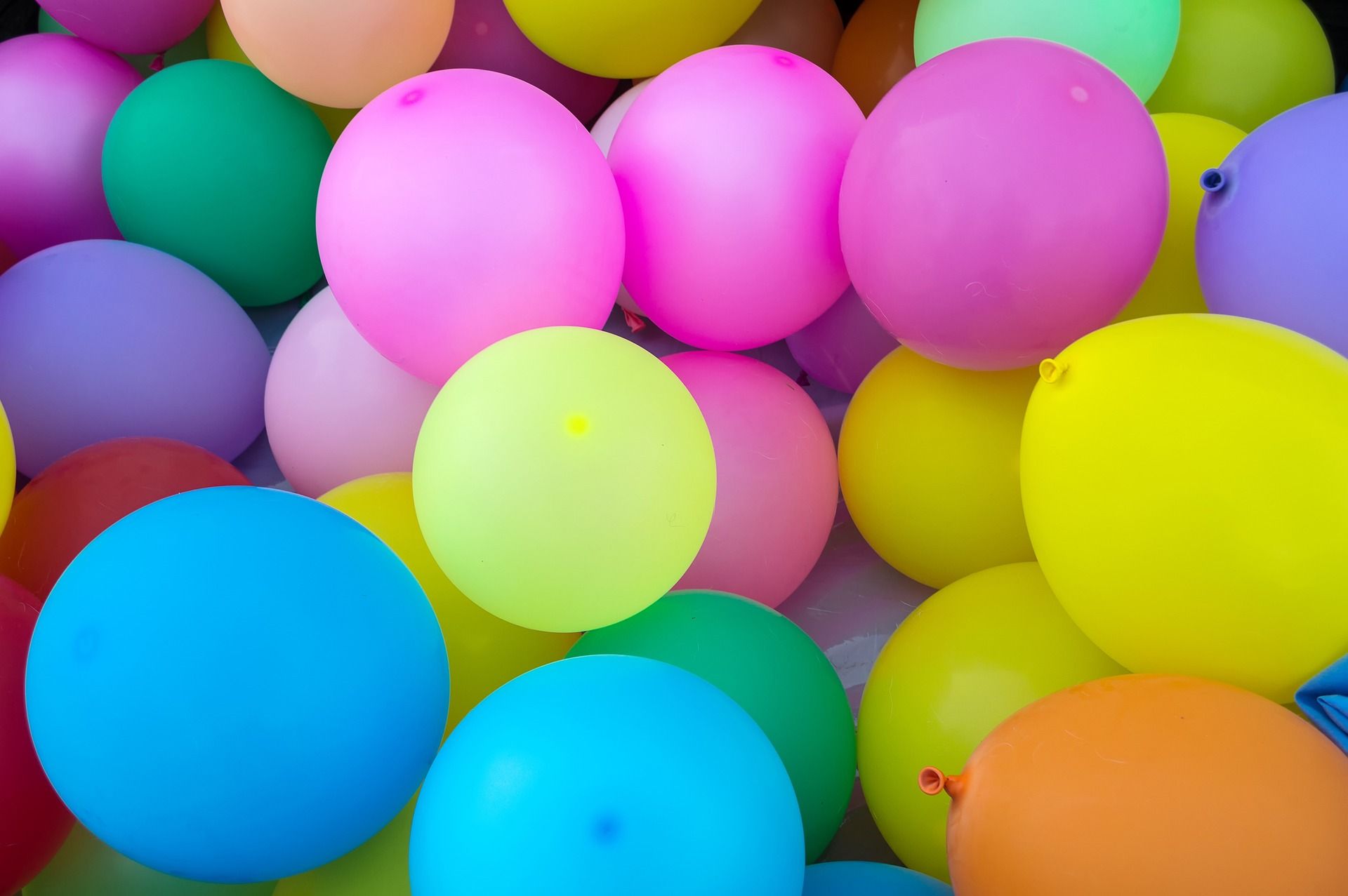 flera färgglada ballonger
